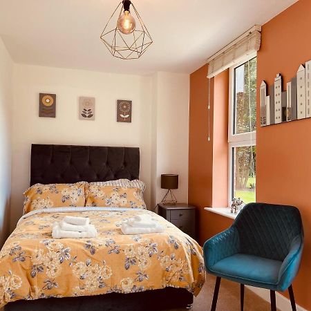 Cheerful 2-Bed Townhouse In Wakefield With Parking Villa ภายนอก รูปภาพ