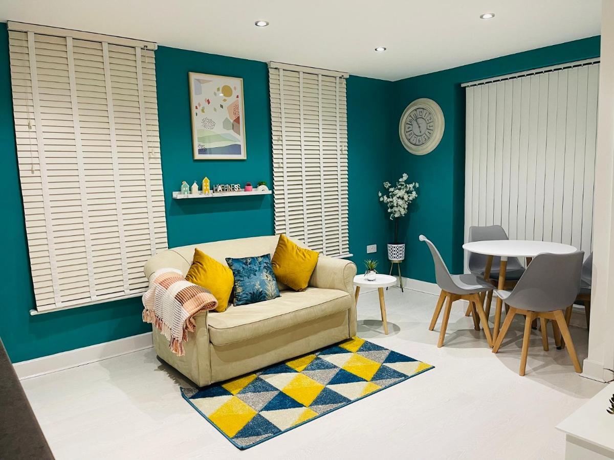 Cheerful 2-Bed Townhouse In Wakefield With Parking Villa ภายนอก รูปภาพ