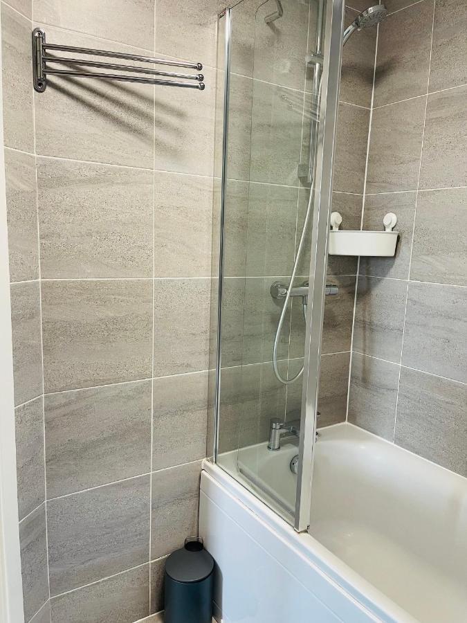 Cheerful 2-Bed Townhouse In Wakefield With Parking Villa ภายนอก รูปภาพ