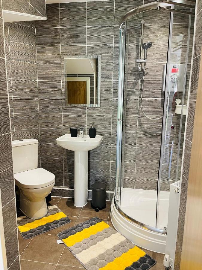 Cheerful 2-Bed Townhouse In Wakefield With Parking Villa ภายนอก รูปภาพ
