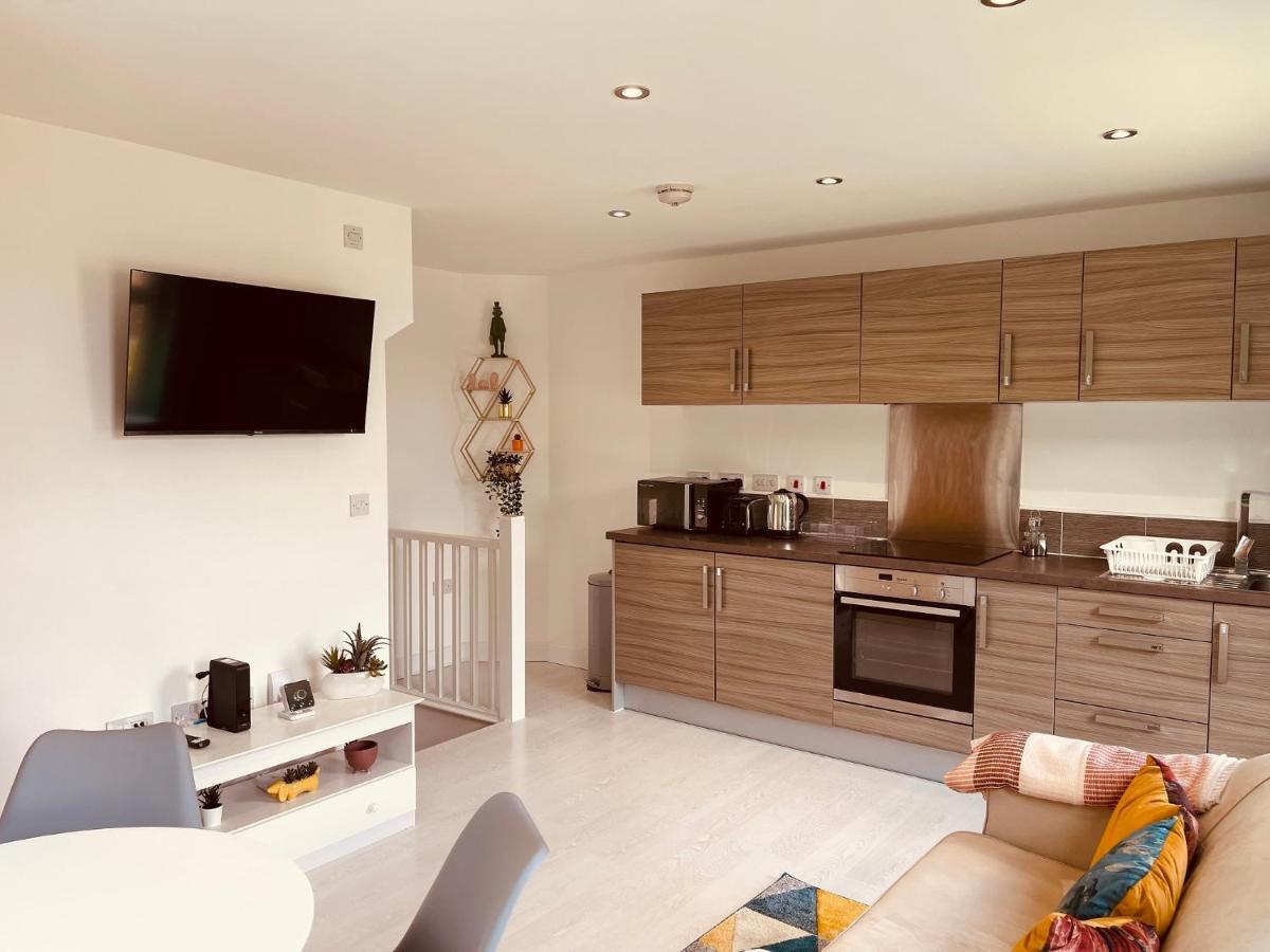 Cheerful 2-Bed Townhouse In Wakefield With Parking Villa ภายนอก รูปภาพ