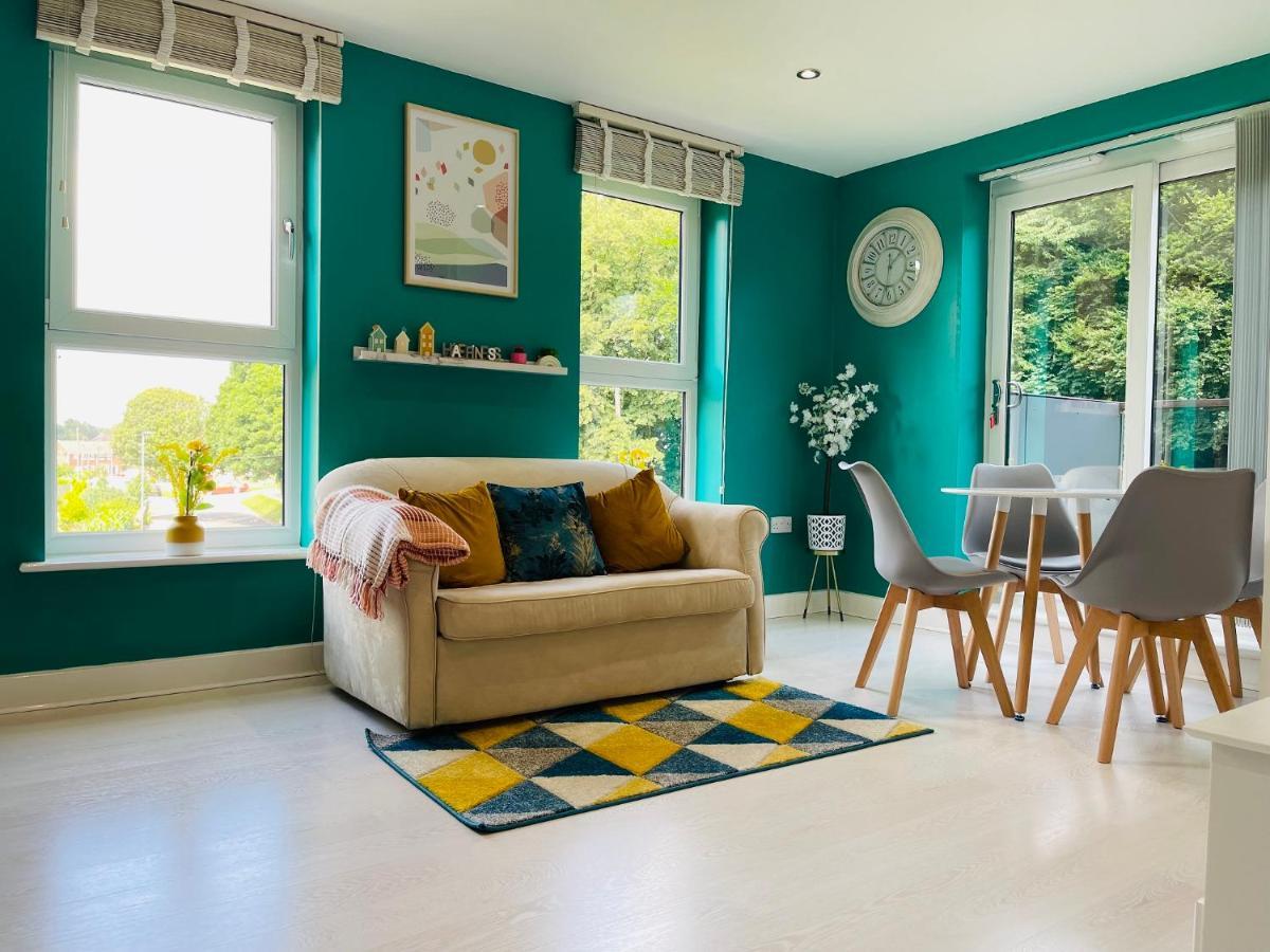 Cheerful 2-Bed Townhouse In Wakefield With Parking Villa ภายนอก รูปภาพ