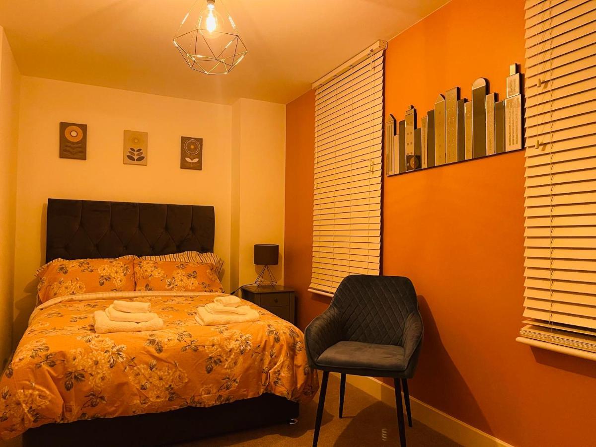 Cheerful 2-Bed Townhouse In Wakefield With Parking Villa ภายนอก รูปภาพ
