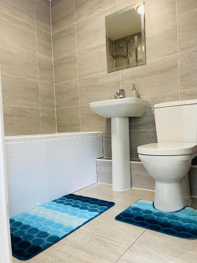 Cheerful 2-Bed Townhouse In Wakefield With Parking Villa ภายนอก รูปภาพ